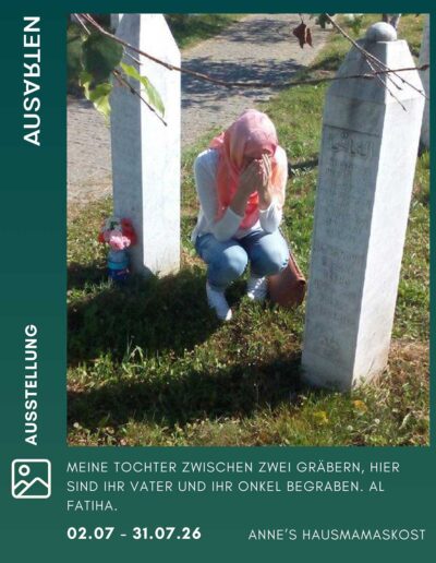 ausarten-Ausstellung-EVERYDAYSREBRENICA-Mirsada_Meine_Tochter_zwischen-zwei-Graebern_2015